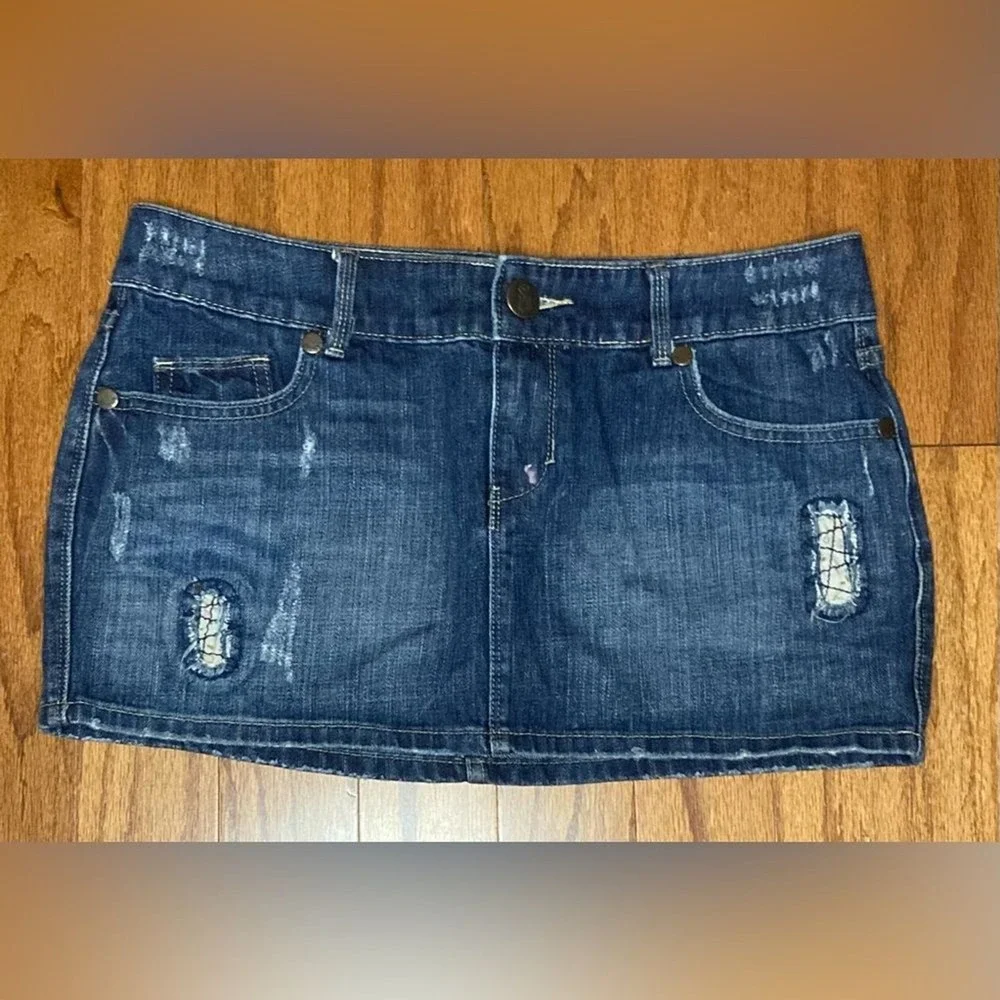 Decree Womens Distressed Denim Mini Skirt Dark Wash Low Rise Size 9 Cotton‎